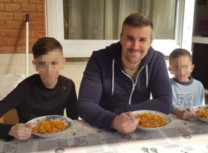 A 2,2 milliót kereső Jakab Péter most Kádár Jánost utánozva paprikás krumplit eszik