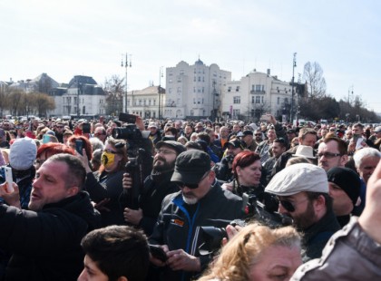 Gődény felhívására ezer ember tüntetett, senkin nem volt maszk.. Március 15-re még több embert vár a doki