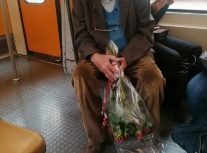 72 éves öreg bácsika könnyes szemekkel buszozott a 7-es járaton. Amikor megkérdeztem mi a baj, már együtt zokogtunk