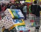 Egymás hegyén hátán a sok vásárló 7 óra előtt pár perccel..A wc papíron két nyugdíjas majdnem összeverekedett