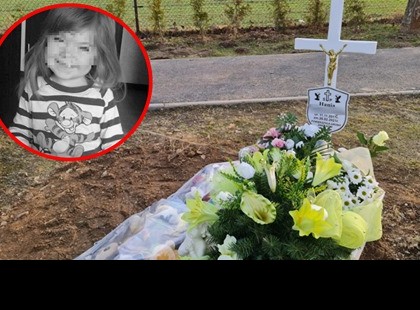 Hófehér koporsóban temették el a 3 éves kis Hannát..az édesapja miatt halt meg, aki ezt tette vele