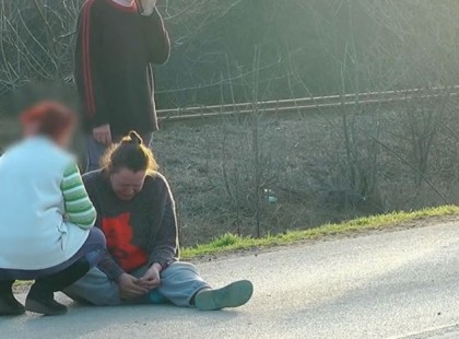 Csak hívtak, hogy meghalt a fiam..a nagymama elengedte a kezét.. Az útra borulva sírt, a tegnap meghalt 6 éves kisfiú édesanyja..