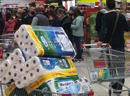 Egymás hegyén hátán a sok vásárló 7 óra előtt pár perccel..A wc papíron két nyugdíjas majdnem összeverekedett