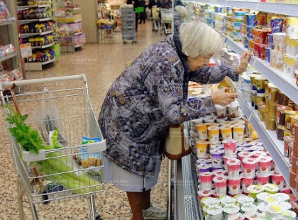 Egy bolti eladó kitálal : a nyugdíjasoknak igenis van pénze, nem is kevés..