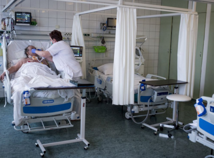 Rémálom! A főnővér nem engedte meg, hogy ott legyek a párom halálos ágyánál csak azért, mert nem látogatási időben haldoklott??! Milyen világban élünk?! Ezt mondta nekem: