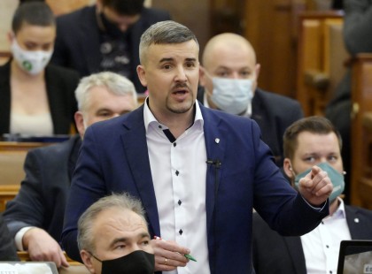 Jakab Péter :Ne a kormány, hanem a lakosság kapjon uniós pénzt! Jakab Péter arra kéri az Európai Bizottságot, hogy az újabb támogatást ne a tolvajkormány, hanem közvetlenül a bajba jutott magyarok kapják meg.