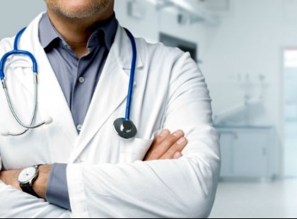 Hiába kapott egymilliós büntetést, továbbra sem adja be a koronavírus elleni vakcinákat az erdőkertesi háziorvos – Videó