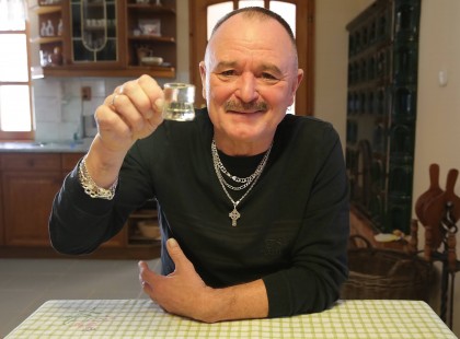 Nagy Feró: rákot eszem, és konyakkal öblítem le.. Felvág a milliomos nagypapa, eközben másoknak ennivalóra sem telik