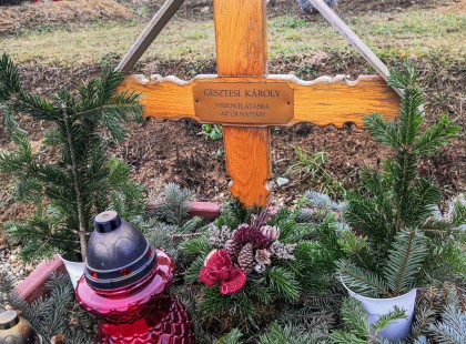 Ma Gesztesi Károly sírjánál jártunk.. Így néz ki, alig ismertünk rá