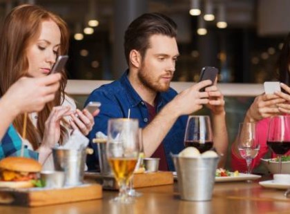 1 napos kihívás!Több mint 700 ezer forintot ajánl egy cég annak, aki egy napot kibír telefonnyomkodás nélkül