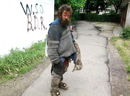 Ma odajött hozzám egy hajléktalan férfi és arra kért, adjak neki egy kis aprót mert éhes! Közöltem vele, hogy csak ötezresesem van...Ez volt rá a válasza!