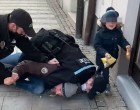 Ezt tette két rendőr egy maszkot nem viselő férfival az utcán, aki a gyerekével sétált – videó