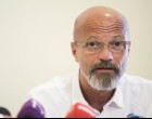 Zacher Gábor drámai szavai – Nem hallgat tovább, elmondja mi alapján döntenek arról kit hagynak lélegeztetőgép nélkül