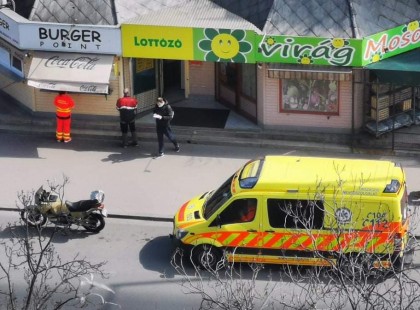 Ennivalót vett a mentős két életmentés között, eközben az őt fotózó panellakó feljelentette. Amit a főigazgató tett, az szóért kiált