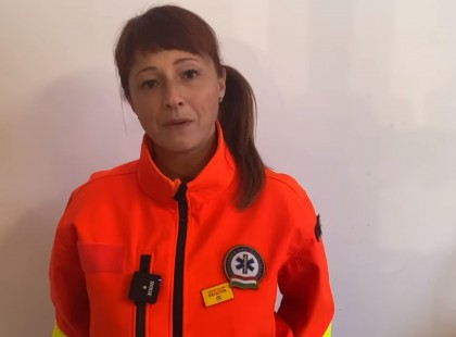 Felfedte magát és elmondta a véleményét !Ő az aki ennivalót vett két életmentés között, eközben az őt fotózó panellakó feljelentette. Amit a főigazgató tett, az szóért kiált