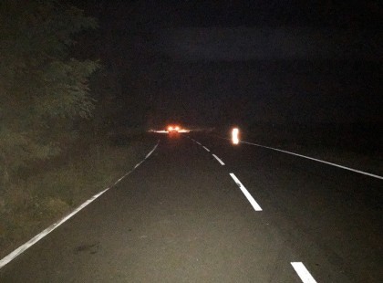 Tegnap este sajnos lekéstem az utolsó buszt, féltem hogy nem érek haza 22.00 előtt így gyalog indultam el az országúton.Gondoltam az arra járó első autót lestoppolom.A kocsi lassan mellém gurult ……SOHA nem fogom tudni elfelejteni, ami azután történt…