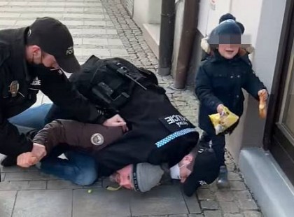 Ezt tette két rendőr egy maszkot nem viselő férfival az utcán, aki a gyerekével sétált – videó