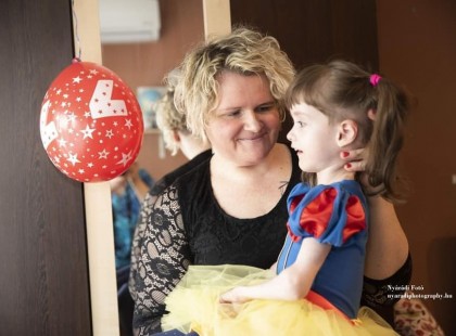 Mély fájdalommal tudatjuk, hogy Sári anyukája, Zsédely Mária koronavírus miatt ma elhunyt..Sárika nagymamájáért az intenzíven küzdenek..