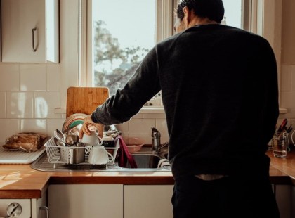 A barátaink nálunk vacsoráztak. Kimentem elmosogatni a feleségemmel, ekkor megkérdezték mit csinálok. Ezt válaszoltam!