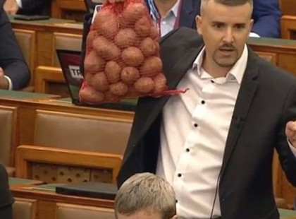 Teljesen elszabadult a pokol a parlamentben Nekiment Jakab Péter Deutsch Tamásnak ! Jakab hosszú hajú ficsúrnak nevezte Deutsch Tamást.... (1. oldal)