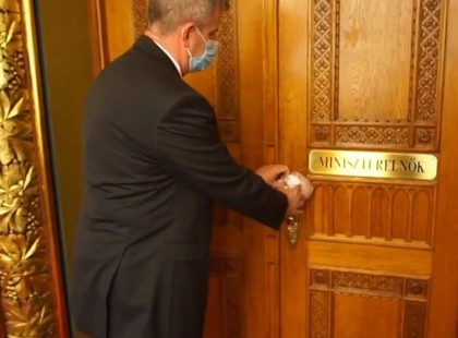 Botrány a parlamentben : Fél kiló csirkemellet akasztottak Orbán Viktor parlamenti irodájának az ajtajára - videó