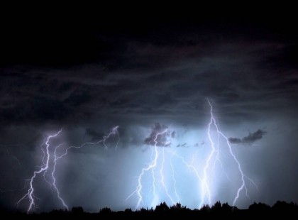 Órákon belül hatalmas erejű vihar csap le az országra! Hatalmas jégeső közeledik! Erős villámtevékenység JÖN!! Ezekre a megyékre már kiadták a riasztást :