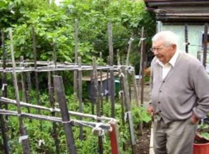 Egy idős olasz bácsika fel akarta ásni a kertjét. Ám ekkor sürgős üzenetet kapott fiától a börtönből: