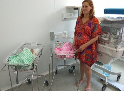 51 évesen hármas ikreket szült. Az interneten mindenki elítéli az újdonsült anyukát!