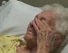 A 86 éves Eta néni rosszul lett és kórházba került..Amikor a nővér a zsebébe nyúlt olyat talált, amitől még a főorvos is elsírta magát
