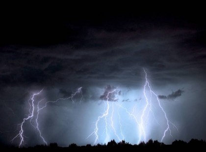 Órákon belül hatalmas erejű vihar csap le az országra! 80 km/h szélviharral hatalmas jégeső közeledik! Erős villámtevékenység JÖN!! Ezekre a megyékre már kiadták a riasztást :