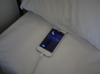 Ezért nem szabad egész éjszakára töltőn hagynod a telefonodat