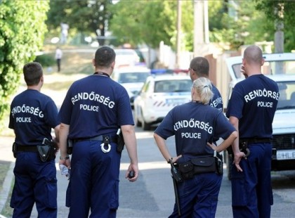 Tragédia: A földön találták meg a 4 hónapos babát a rendőrök, felfoghatatlan, amit az 