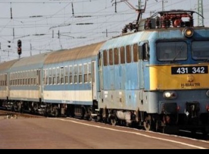 Tegnap hazafele a vonaton egy fülkében utaztam egy 83 éves bácsival, amikor hirtelen a fülkénkbe bejött két fiú és beleharapott a bácsi szendvicsébe, majd...