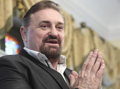 1 perce érkezett a hír Növényi Norbertről ! Gyertyát is gyújtottak. Rengetegen küldik most jókívánságaikat.