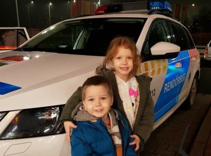 Tegnap ezzel a két gyyerekkel olyat tett EZ a rendőr, amit meg kell tudjanak a felettesei!
