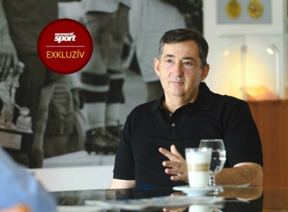 Jó ég, rá sem lehet ismerni, úgy lefogyott Mészáros Lőrinc !Az arca is kisimult.. Ki ez a jóképű fiatalember?