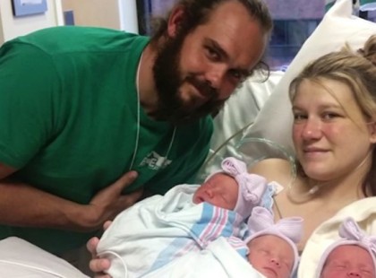 Anya és apa pózolnak egy fotón. De az orvosok észre vesznek valami szokatlant a csecsemők arcán.