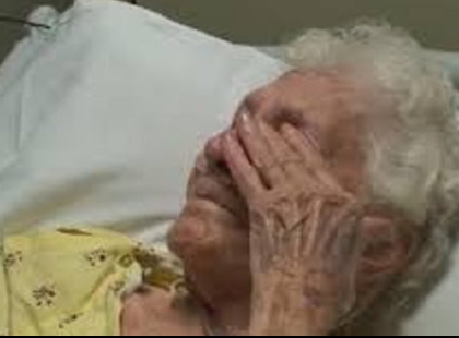 A 86 éves Eta néni rosszul lett és kórházba került..Amikor a nővér a zsebébe nyúlt olyat talált, amitől még a főorvos is elsírta magát