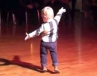 A 2 éves fiú meghallja az Elvis-számot! 40 millióan látták eddig, mivel őrjíti meg a közönséget: