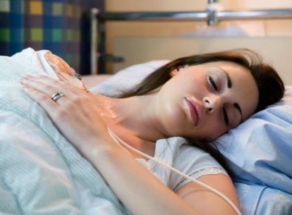 Egy hölgy olyan állapotba került egy budapesti kórházban, hogy a vezető professzor azt mondta róla, hogy nem is érdemes megkísérelni a műtétet. A professzor hazament, és fiatal tanítványa, beosztottja felhívott, és részletesen elmondta az esetet.