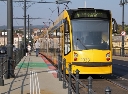 A mozgássérült, hajléktalan bácsi ajándékot adott egy kislánynak az anyuka válaszul ocsmányul megalázta!