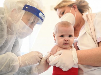 Koronavírus: ekkor indulhat a csecsemők oltása.Itt az időpont