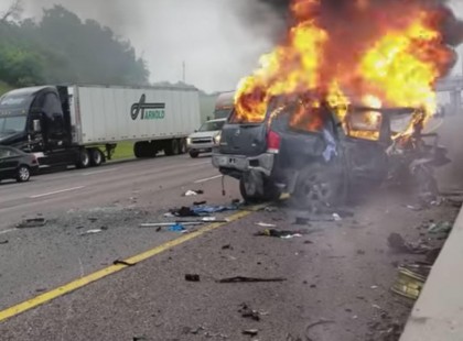 Horrorbaleset Szolnoknál: kamion és kisbusz rohant egymásba, kisbuszból több ember kizuhant, többen meghaltak