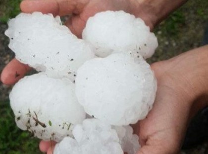 Rendkívüli figyelem!Órákon belül hatalmas erejű vihar csap le az országra! Hatalmas jégeső közeledik! Erős villámtevékenység JÖN!! Ezekre a megyékre már kiadták a riasztást :