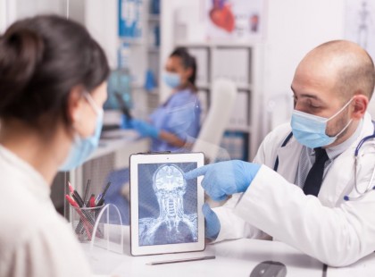 RENDKÍVÜLI HÍR! Döbbenetes poszt-covid tünetekkel küzd a fiatalok többsége: Fáradékonyság, fejfájás, fogyás, tanulási-koncentrálási nehézségek, szag- és ízvesztés. „Nem tudok húst enni, a parfümnek meg vegyszertisztító szaga van”