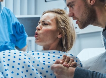 Nagy átalakítás a kórházaknál:csak nappal szülhetnének a kismamák