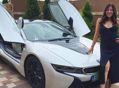 Gáspár Evelin a 30 milliós luxus kocsija előtt siránkozik, hogy nincs munkája, és pasija sem...