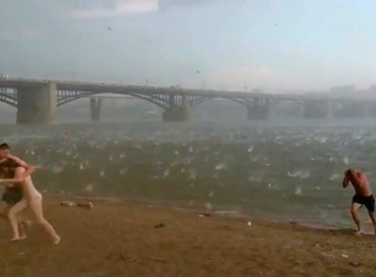 Pokolian brutális vihar tombolt, és sárgadinnye méretű jégeső verte össze a környéket!! :O