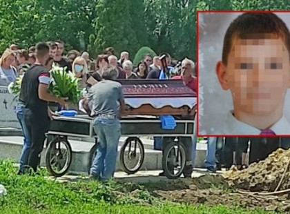 Eltemtették a 10 éves kisfiút, akit 8 éves barátja lökött a medencébe, és belefulladt..