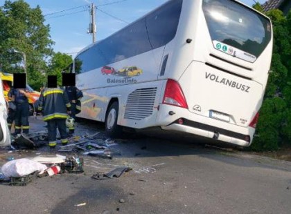 Halálos baleset: busz és kisteherautó karambolozott Mezőörsön